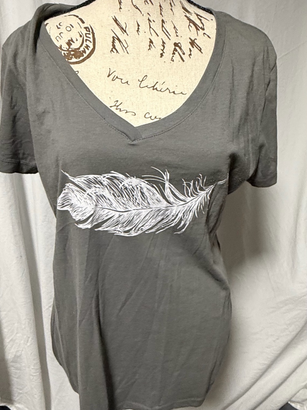 Charcoal Gray Boho Feather Graphic V-Neck T-Shirt XL